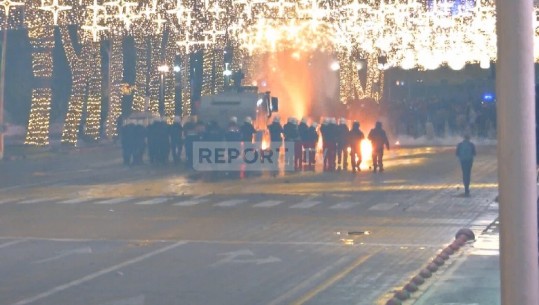 Hidhet sërish gaz lotsjellës në Bulevardin Dëshmorët e Kombit, shpërndahen protestuesit! (VIDEO)