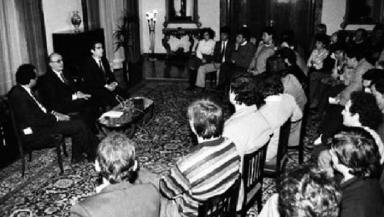 12 dhjetor 1990/ Kur ‘Zëri i Popullit’ njoftonte shkarkimin e gjysmës së Byrosë Politike dhe takimin e Ramiz Alisë me studentët e Universitetit të Tiranës