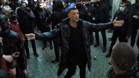 Stresi arratiset në Kosovë: Dola nga turma e protestuesve me makinë funerali