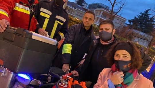Në terren për të rikuperuar dëmet pas protestës, ambasadorja e Suedisë falenderon zjarrfikësit e Tiranës