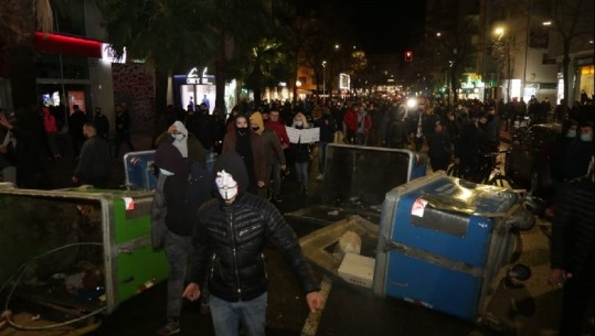 Protesta në Tiranë/ 25 të arrestuar, nën hetim 130 të tjerë! Policia, 'nxitësve e ushtruesve të dhunës': U plagosën 3 efektivë, reagojmë proporcionalisht