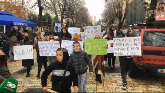 Protesta në Shkodër, të miturit me dru në dorë nisin nga sharjet dhe kapsolla! Qëllojë policin me hurma   
