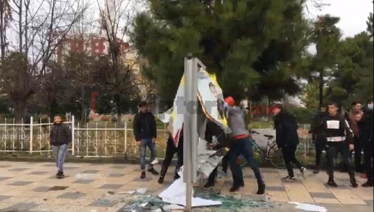 Protesta në Shkodër, të rinjtë nisin thyerjen e tabelave në rrugë dhe çfarë u del para