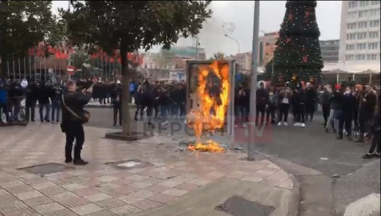 Protesta në Shkodër, u vihet flaka tabelave të reklamave në rrugë dhe koshave të mbeturinave 