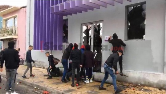 Të miturit hyjnë brenda selisë së PS në Shkodër, shkatërrojnë çdo gjë