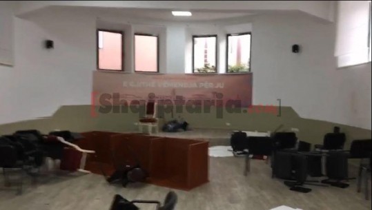 Selia e PS Shkodër, pas shkatërrimi nga të rinjtë në protestë (VIDEO)