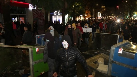 Protesta në Tiranë, arrestohen 2 persona, 1 prej tyre u kap me kanabis! Nën hetim dhe 18 protestues të tjerë