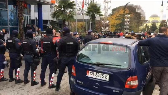 Protesta e dhunshme në Shkodër, plagoset një polic i Shqiponjave