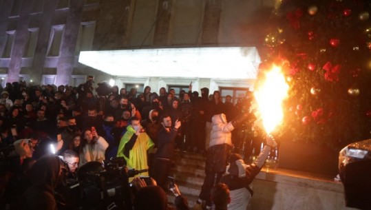 Gjykata vendos 'arrest shtëpie' për tre organizatorë të ditës së parë të protestave të dhunshme në Tiranë (EMRAT)