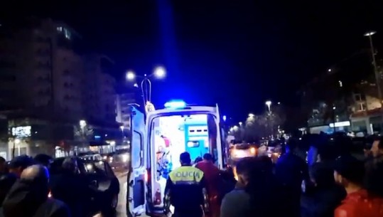 Aksident në Vlorë/ Makina përplas këmbësoren, niset me urgjencë drejt spitalit (VIDEO)