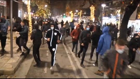 Nisen drejt drejtorisë së policisë, efektivët i kthejnë mbrapsht protestuesit me gaz lotsjellës (VIDEO)