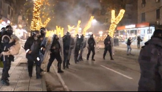 Polica hedh gaz lotsjellës, një protestues ndihet keq
