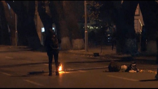 Protestuesit pranë drejtorisë së policisë Tiranë, rrëzojnë sinjalistika rrugore! Policia hedh gaz (VIDEO)