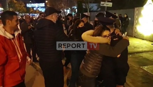 Më në fund një mesazh i bukur nga protestat/ Mbyllet paqësisht në Durrës, protestuesit përqafojnë dhe u japin dorën policëve (VIDEO)