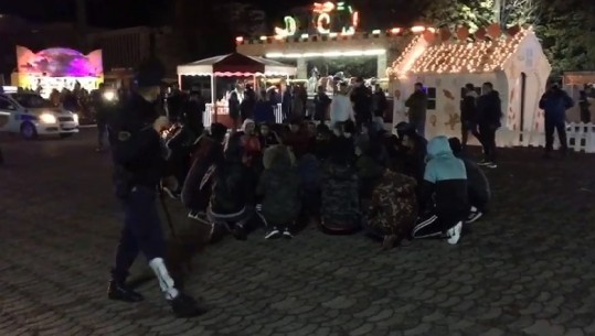 'Unë jam Klodjani'! Protesta në Elbasan, disa të shoqëruar! Shkon edhe Balla (VIDEO)