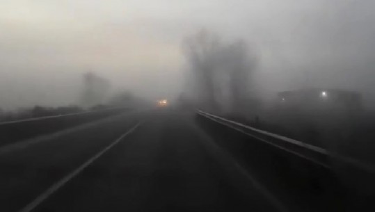 Mjegulla mbulon Krujën! Vështirësohet qarkullimi i automjeteve
