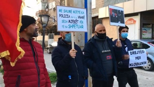 Protesta e pestë për Klodjan Rashën/ Në Vlorë vetëm 4 qytetarë: Kërkojmë të ndihemi të mbrojtur dhe jo të vritemi nga policia