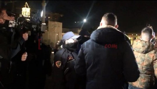 Fillojnë grumbullimet e para në sheshin 'Skënderbej'/ Policia: Shpërndahuni, nuk lejohen grumbullimet! Protestuesi: Të largohet Ardi Veliu, ka manipuluar provat