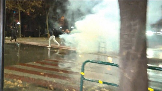 Protestuesit gjuajnë me gurë drejt FNSH, hidhet gaz lotsjellës dhe ujë te Drejtori e Policisë