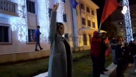 Me 2 gishta lart dhe thirrjet 'Rama Ik', protestuesit në Lushnje 'harrojnë' Klodjanin!  Organizatorja: Takohemi në protesta të tjera