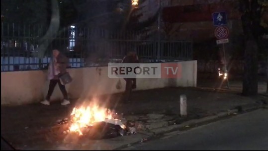 VIDEOLAJM/ Protestuesit i vënë flakën mbeturinave, qytetari shkon dhe fik zjarrin