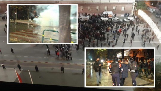 Protesta zbehet në ditën e 5-të! Tensione te Drejtoria e Policisë, protestuesit tentojnë të çajnë gardhin metalik te pema e Vitit të Ri, hidhet gaz lotsjellës! Disa të shoqëruar 