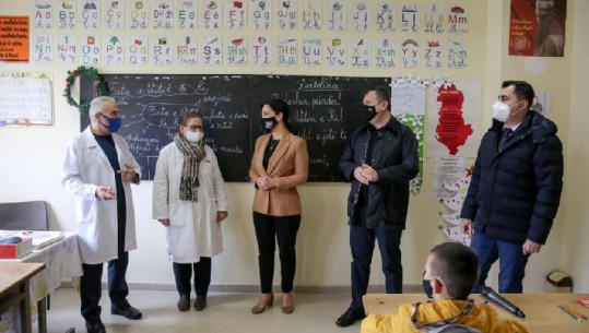 Mësimi i kombinuar/ Ministrja Kushi dhe Taulant Balla në Elbasan: Periudhë më të gjatë pushimesh se vitet e tjera në shkolla 