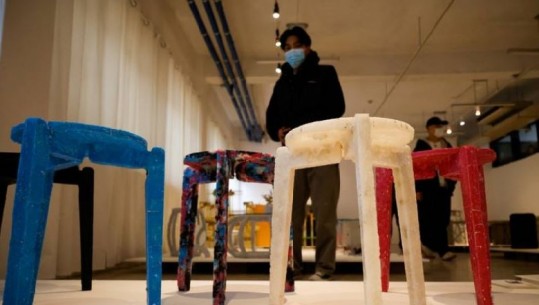Riciklim në kohë COVIDI/ I riu nga Koreja e Veriut krijon stola me maskat mbrojtëse 
