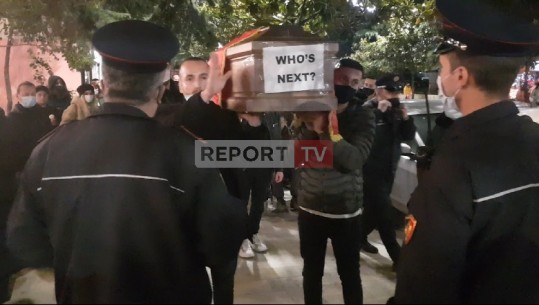 'Drejtësi për Klodjanin', protestuesit në Durrës dalin në protestë me arkivol në duar! Shoqërohen në komisariat 5 pjesëmarrës