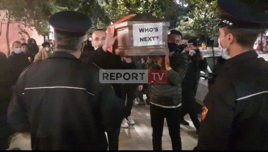 Protestat për vrasjen e Klodjan Rashës/ Protestuesit në Durrës dalin me arkivol në duar! Shoqërohen në komisariat 5 pjesëmarrës