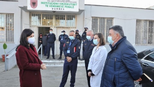 Ministrja Gjonaj inspektim blic në burgun e Durrësit për zbatimin e masave anti-COVID: Nuk do tolerohet asnjë abuzim me detyrën