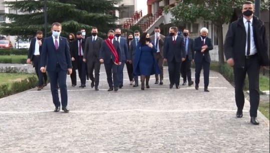 Vjosa Osmani vizitë në Lezhë, takon kryebashkiakun Pjerin Ndreu në Bashki (VIDEO)
