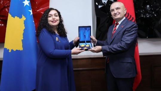 Priti Vjosa Osmanin me ceremoni, Meta: Do ta mbaj në zyrën time dhuratën e veçantë, si dëshmi të dhimbjeve e sakrificave të panumërta të grave të Kosovës