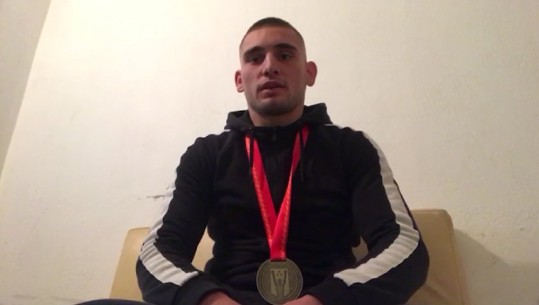 Selimaj, Tyson shqiptar që fitoi medalje në Europian: Ia dedikoj familjes, në Shqipëri e vështirë por ia dilet (VIDEO)