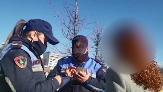 Nuk mbanin maska në rrugë, policia ndëshkon 352 qytetarë në 24 orë! Gjobitet dhe një lokal për thyerjen e masave anti-COVID