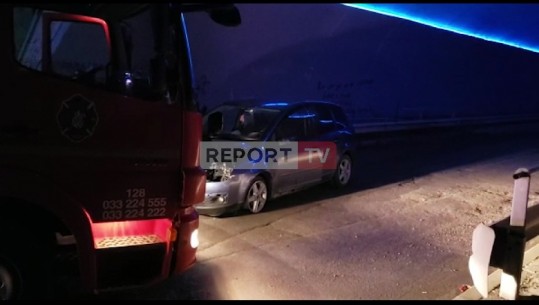 Aksident në Vlorë/ Makina përplaset me hekurat pranë tunelit, shoferi dërgohet me urgjencë në spital