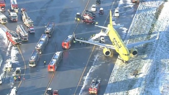 Rreshje bore në SHBA, aeroplani rrëshket nga pista, brenda ndodheshin 111 njerëz (Pamjet)