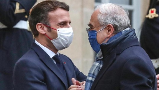 Macron me COVID-19, shpërthejnë kritikat ndaj presidentit francez