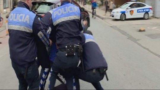 Kërcënoi me armë zjarri 26 vjeçarin dhe tentoi të arratiset, arrestohet 32 vjeçari në Berat