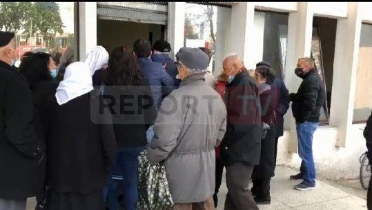 Nis shpërndarja e shpërblimeve për pensionistet në Shkodër! Qytetarët në rradhë me orë