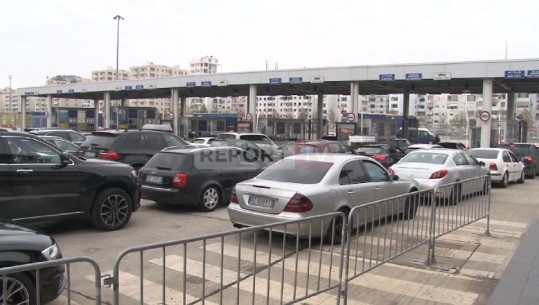 Fluks në portin e Durrësit,  emigrantët kthehen pranë familjeve për festa (VIDEO)