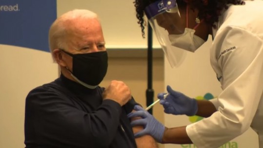 Me 2 maska të vendosura, Presidenti i zgjedhur i SHBA-së Biden bën 'live' vaksinën kundër COVID-19 (VIDEO)