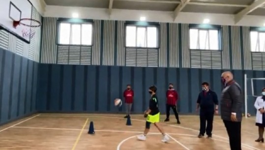 Rama i jep 'leksione' nxënësit në Lushnje dhe bën kosh në fushën e basketbollit: Luaj se të ndihmon me reflekset