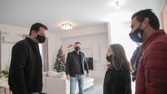Familja e Ymer Alushit në Prush, gëzon festat në shtëpinë e re! Veliaj: Brenda vitit japim edhe 150 banesa, në 2021 ndërtojmë pallate (VIDEO)