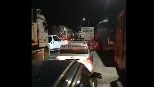 VIDEO/Franca hapi kufijtë me Britaninë, krijohen radhë të gjata automjetesh në pikat e kalimit! Shqiptari: Kam 24 orë i bllokuar