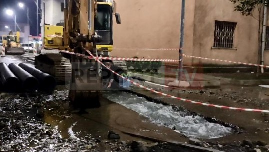 Lezhë/ Dëmtohet tubacioni gjatë punimeve në rrugë, një prej banoreve mbush ujë në kanal (VIDEO)