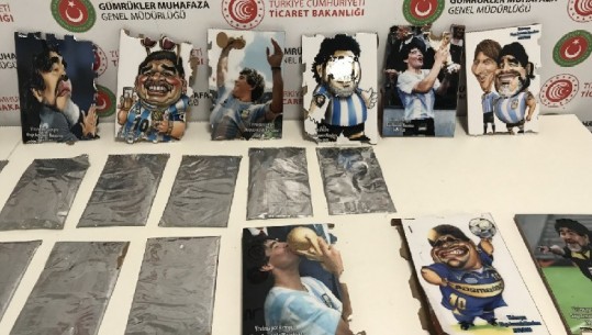 Kishte fshehur 2.6 kg kokainë brenda pikturave me figurën e Maradonës, arrestohet 72-vjeçari në një aeroport në Turqi