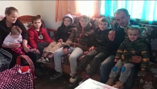Pas 15 vitesh jashtë nga shtëpia, familja Çoku prej 10 anëtarësh në gjendje të rënduar: Lekët për bukë me shitjen e qirinjve në kishë