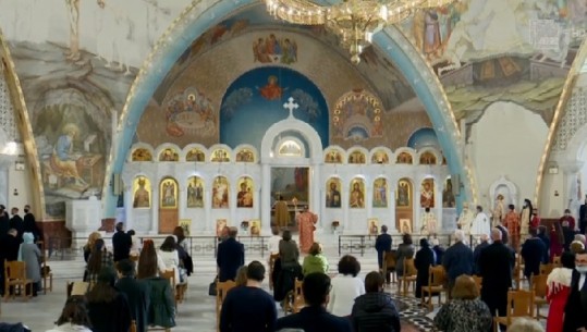 Sot Krishtlindje, mbahet mesha e besimtarëve ortodoksë dhe katolikë në disa qytete! Më pak qytetarë se vitet e tjera, respektojnë masat anti-COVID