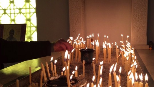 Mbahet mesha e Krishtlindjes edhe në Sarandë, besimtarët ndezin qirinj në kishë